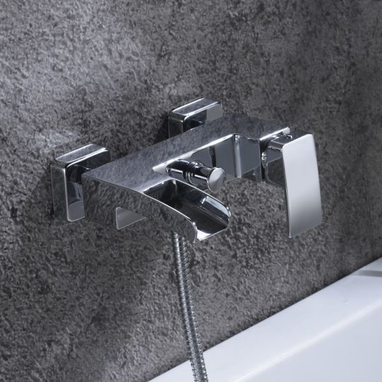Baño montado en la pared y grifo de la ducha con caño en cascada y ducha