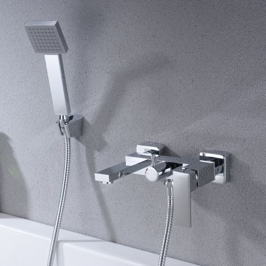 Montado en la pared de la bañera y grifo de la ducha con ducha