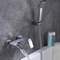 Baño montado en la pared y grifo de la ducha con caño en cascada y ducha