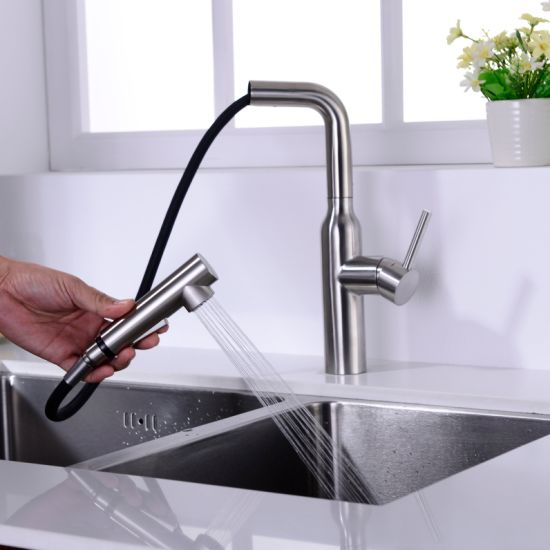 Saque el grifo del fregadero de cocina en acero inoxidable
